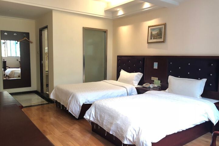 Room 5 of 9