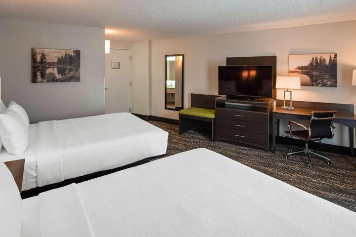 2 Queen Beds Pet Friendly Room Walk in Shower Full Breakfast (3 of 11)