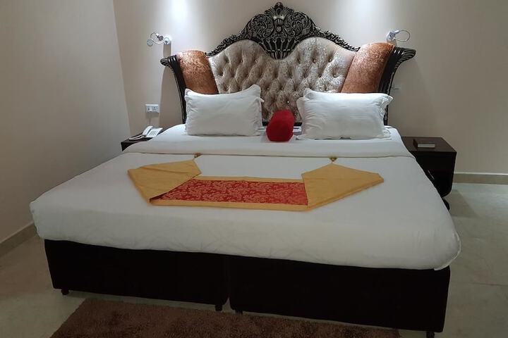 Room 9 of 99