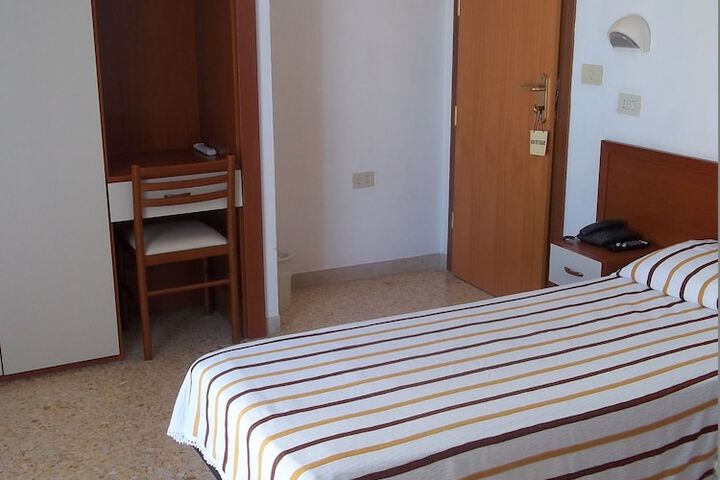 Room 8 of 125