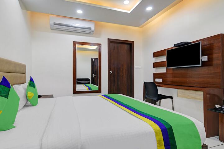 Room 5 of 8