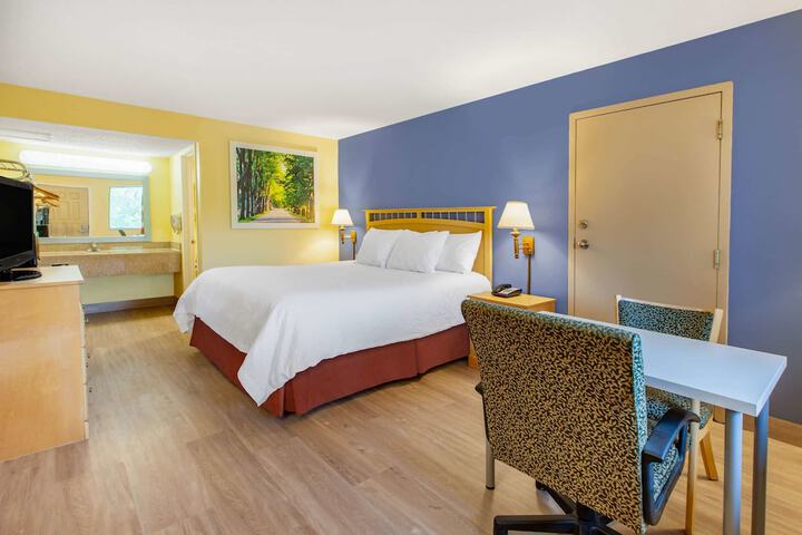 1 King Bed (3 of 15)