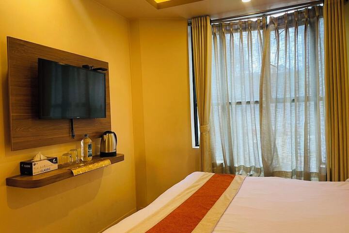 Room 5 of 9