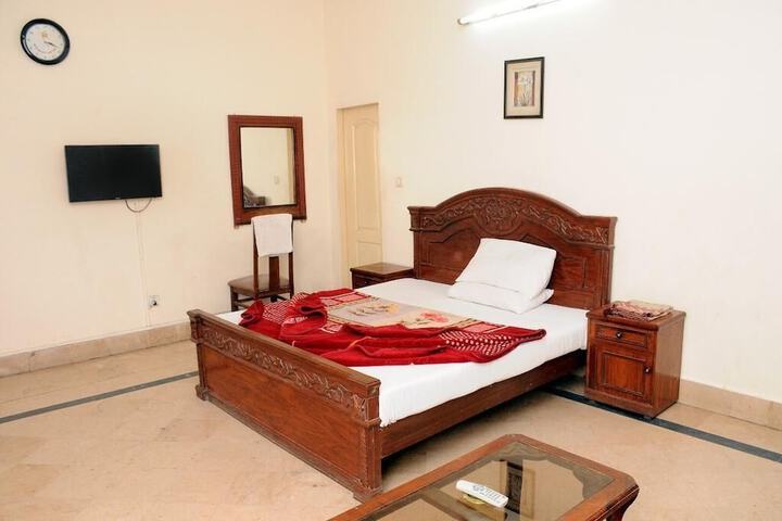 Room 9 of 30