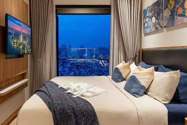 Room 5 of 100