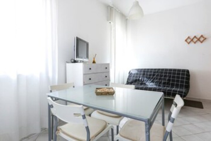 Room 5 of 9