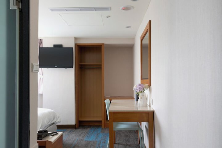 Room 17 of 44