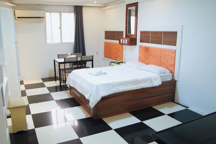 Room 28 of 127