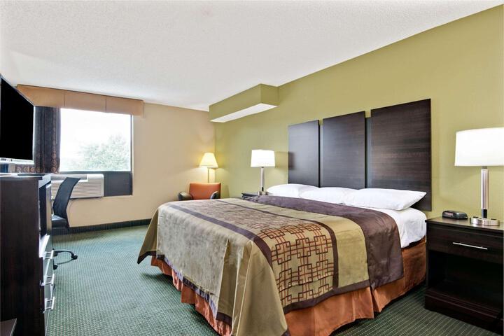 1 Queen Bed (1 of 8)