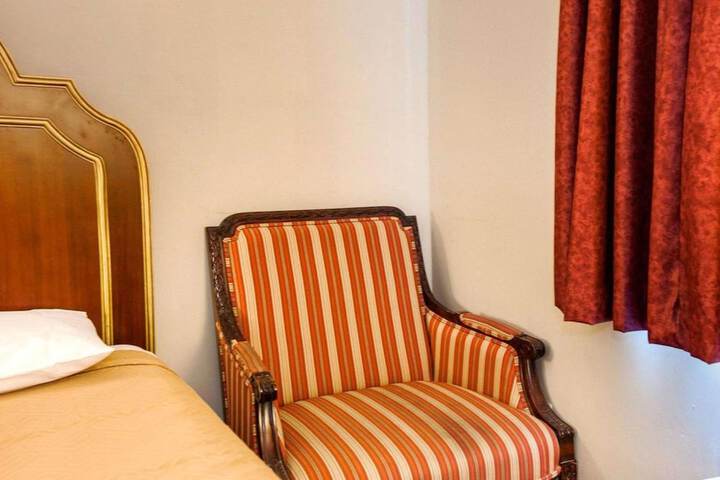 1 King Bed (3 of 14)