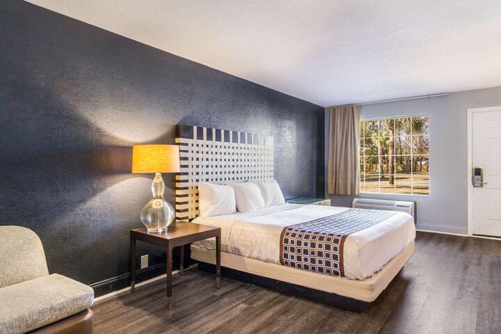1 King Bed (1 of 8)
