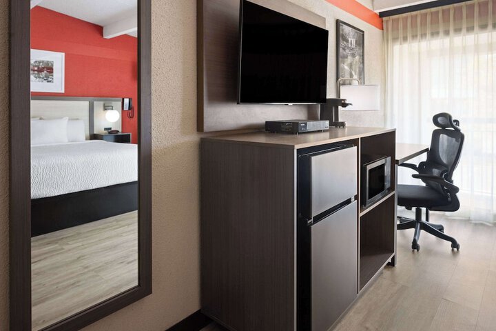 1 Queen Bed Accessible Room (15 of 15)