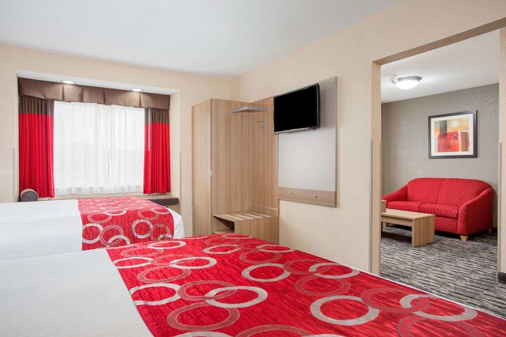 1 Queen Bed (7 of 13)