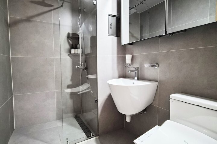 Room 4 of 33