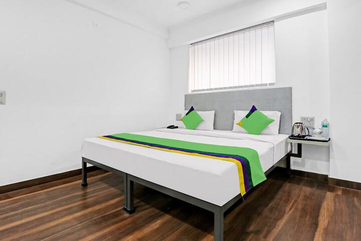 Room 12 of 30