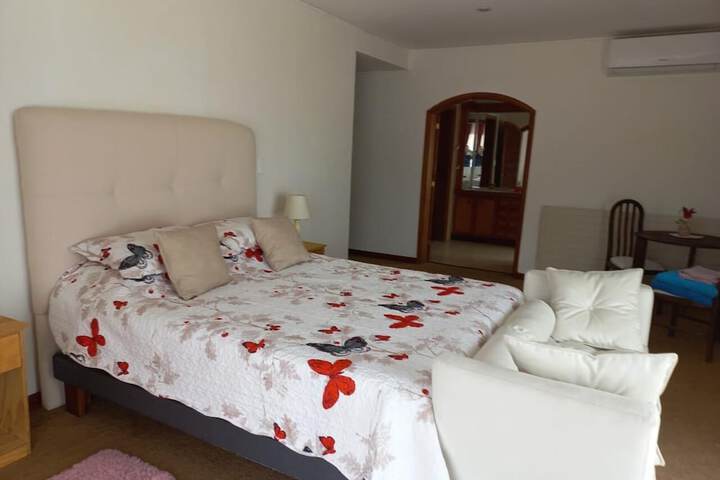Room 4 of 8