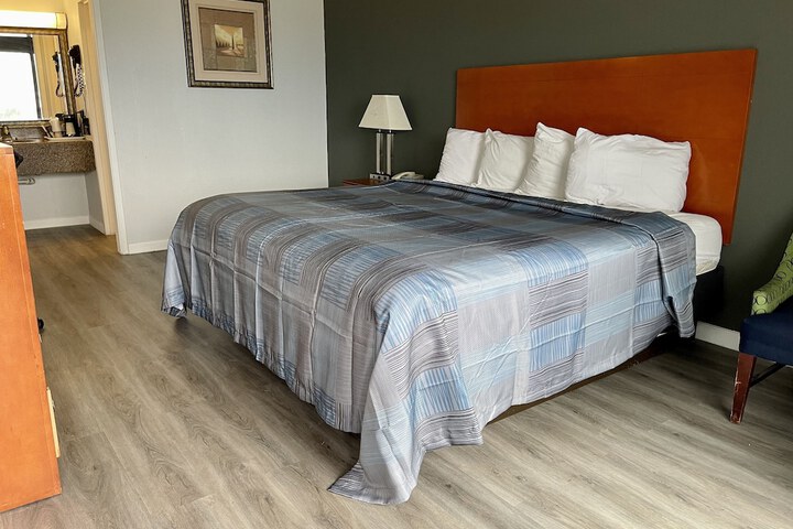 Standard | King Bed (7 of 16)