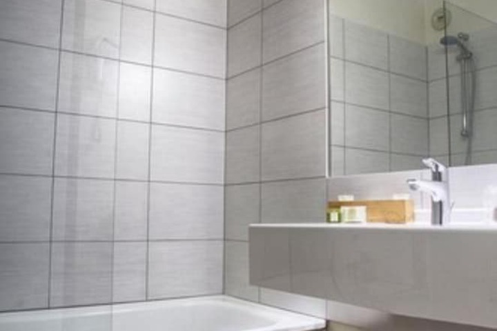 Deep soaking bathtub