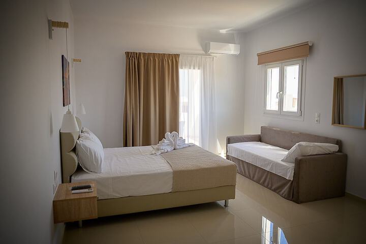 Room 6 of 77