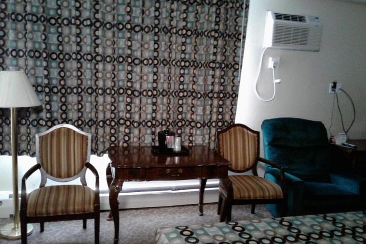 2 Queen Beds (8 of 12)
