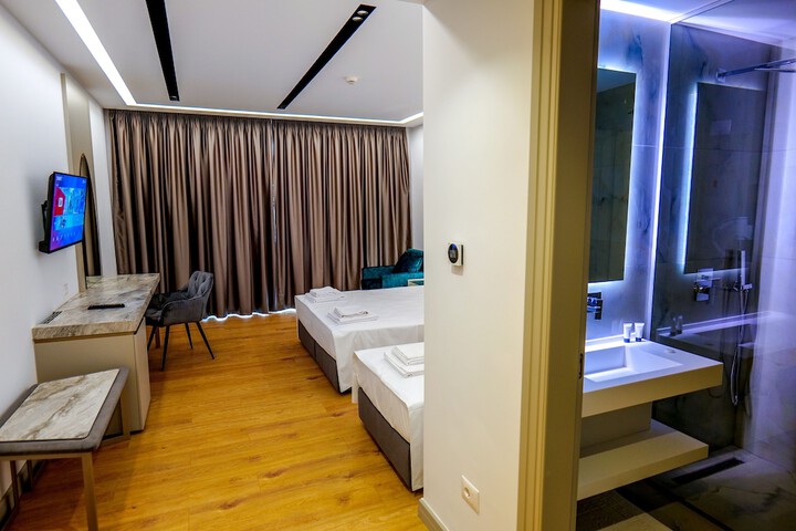 Room 35 of 102
