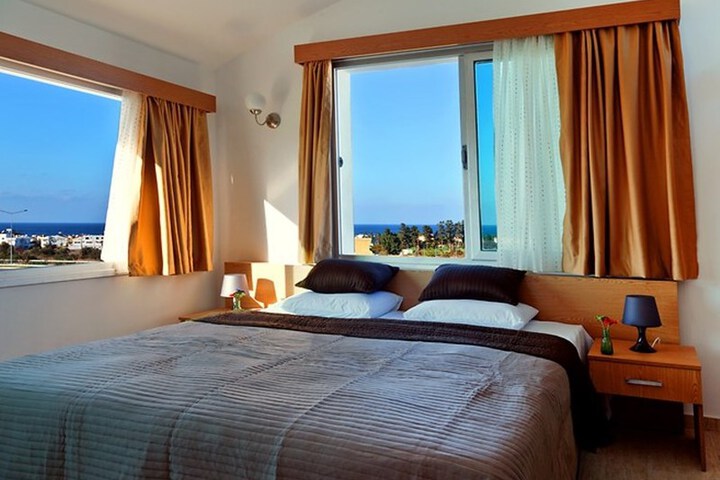 Room 6 of 10