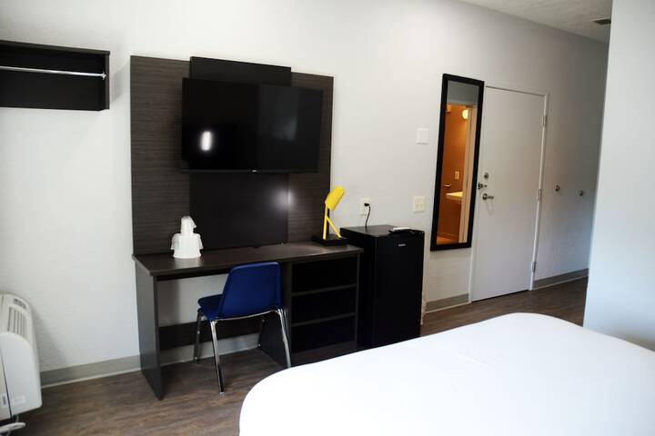 1 Queen Bed (4 of 7)