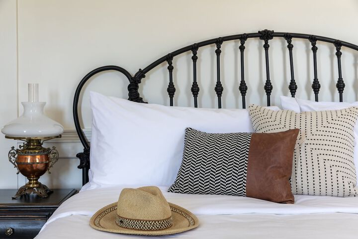 Deluxe King Bed (4 of 9)