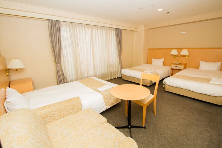Room 10 of 32