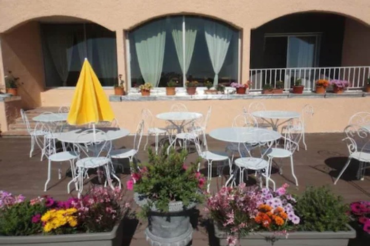 Dining 26 of 33