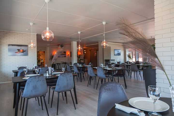 Dining 8 of 13