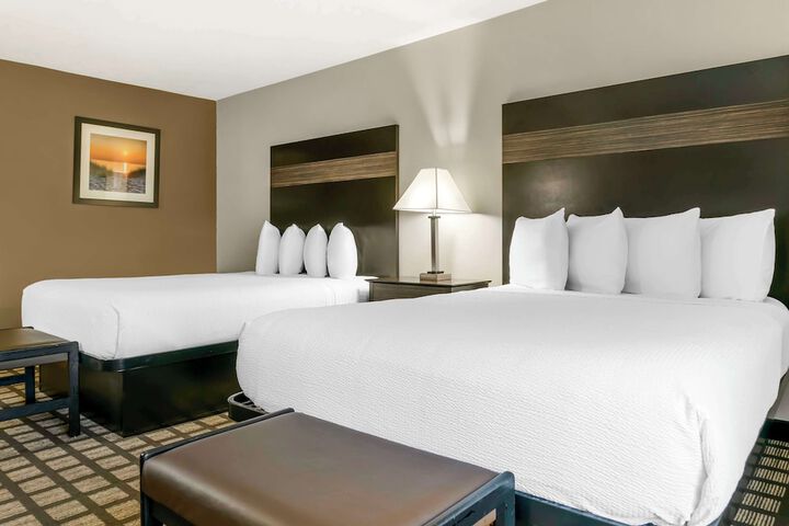 2 Queen Beds Annex Building Exterior Entrance No Elevator Accessible Microwave and Refrigerator WiFi Full Breakfast (1 of 15)