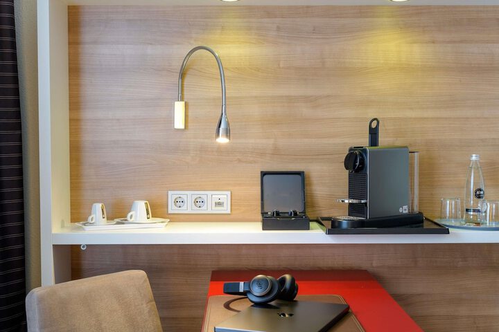 Room 28 of 160