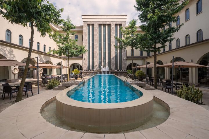 Pool 95 of 193