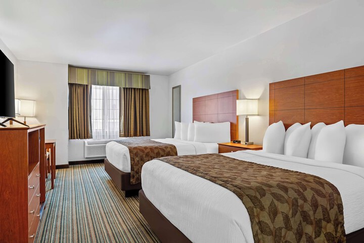 2 Queen Beds High Speed Internet Accessible Microwave and Refrigerator, Coffee Maker Iro (2 of 9)