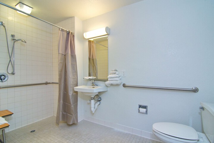 1 Queen Bed (17 of 23)