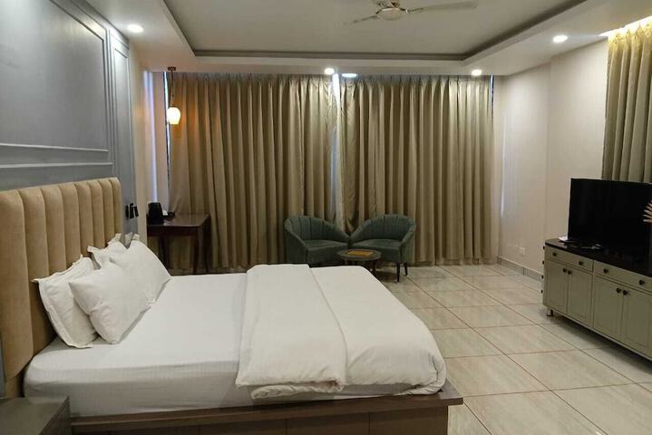Room 5 of 8