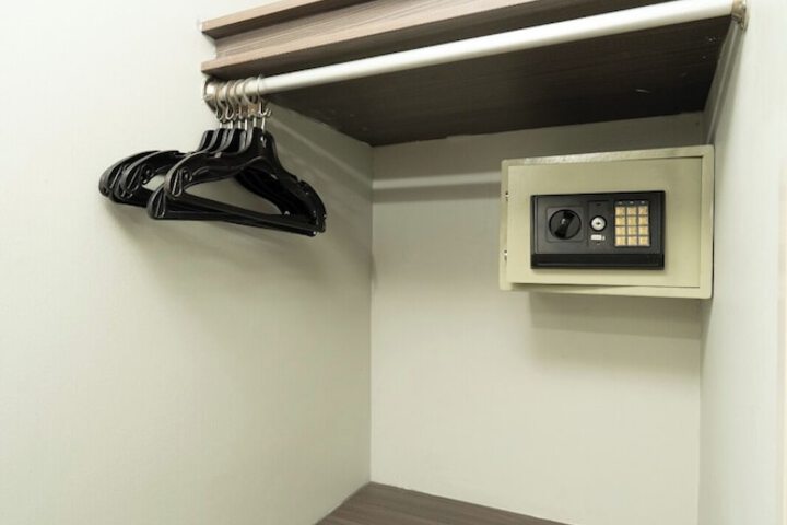 Room 10 of 13