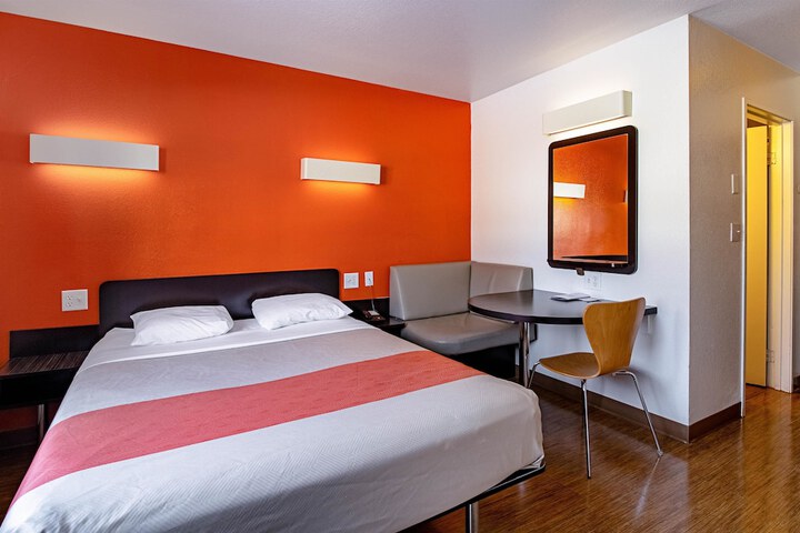 1 Queen Bed (6 of 9)