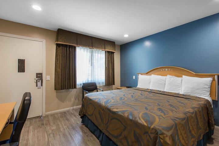 1 King Bed (6 of 13)