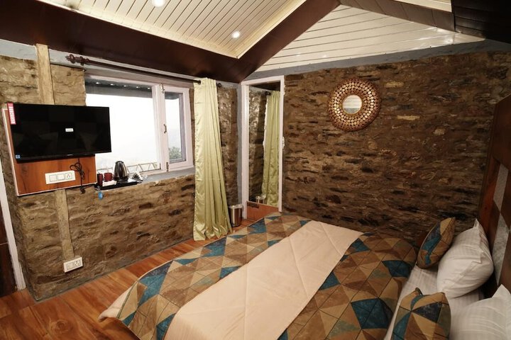 Room 5 of 12