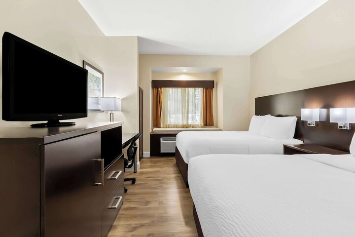1 Queen Bed Microwave and Refrigerator Sofa Bed High Speed Internet Accessible Full Breakfast (6 of 21)