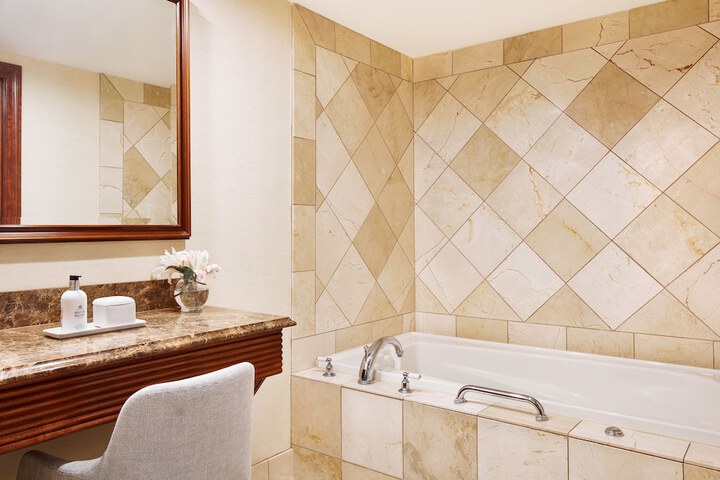 Deep soaking bathtub