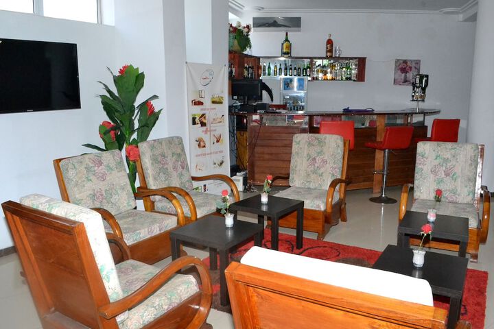 Lounge 34 of 46