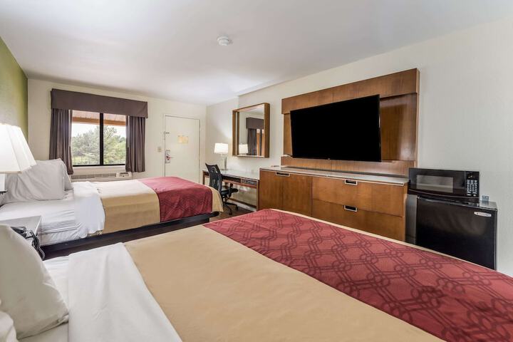 2 Queen Beds (2 of 8)