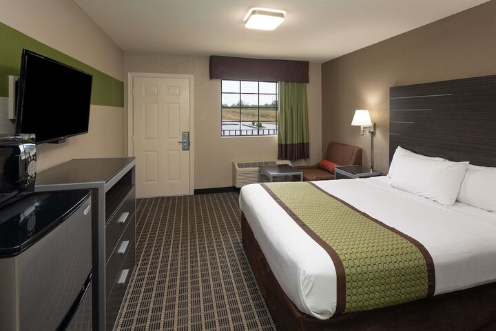 1 Queen Bed (10 of 21)