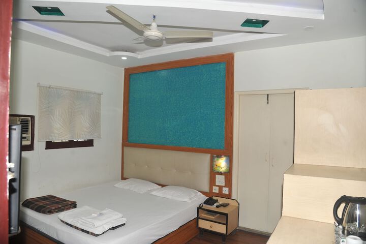 Room 13 of 34