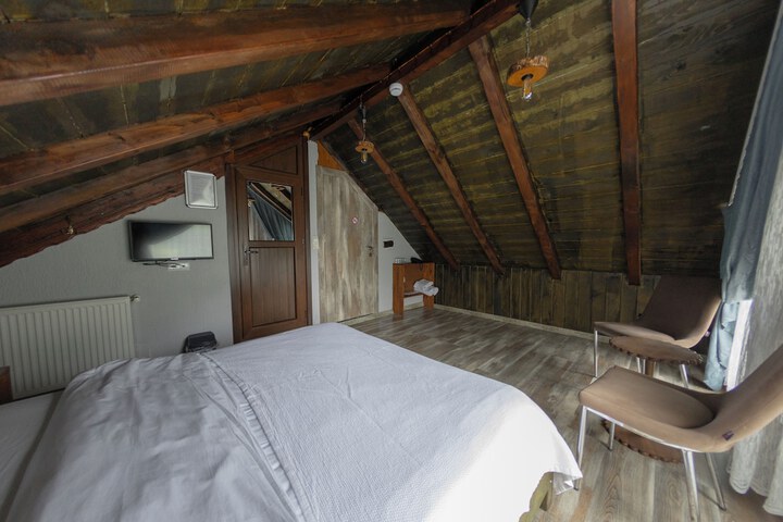 Room 16 of 38