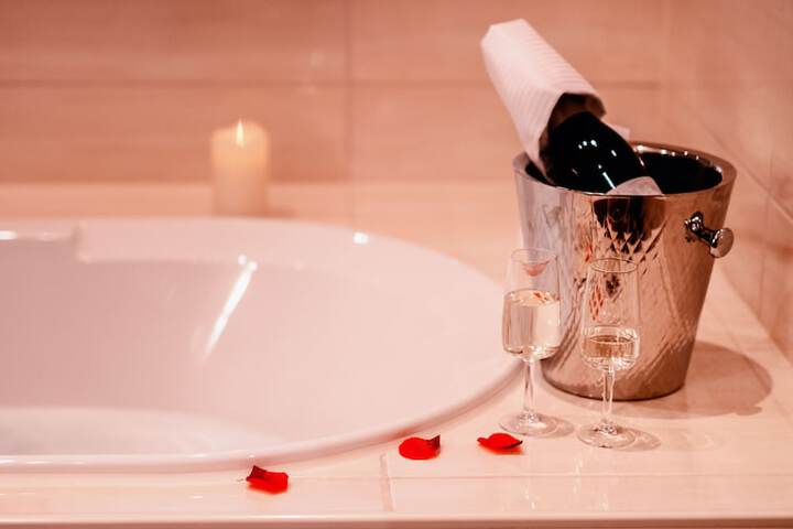 Deep soaking bathtub