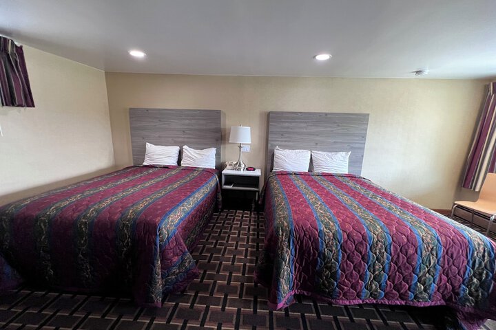1 Queen Bed (7 of 18)